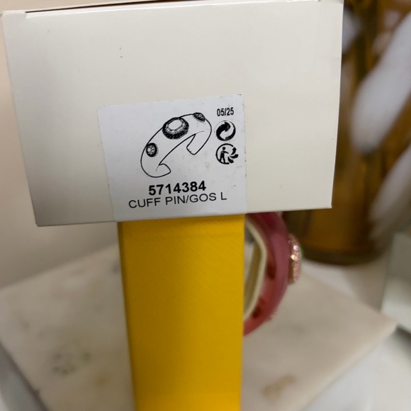 Swarovski Dulcis cuff
Mixed cuts, Multicolored, Gold-tone plated - Picture 12 of 12